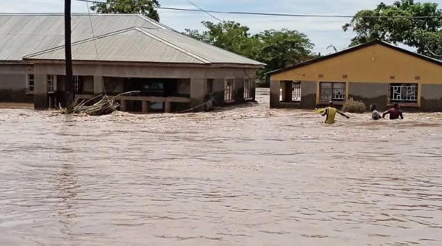 Hundreds of Zambian residents were urgently transferred due to the rupture of dams caused by heavy rainfall for days.
