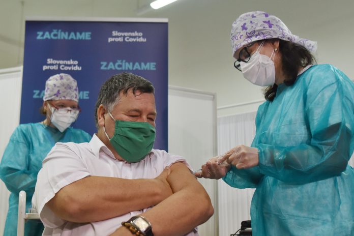 Slovakian infectious disease experts were vaccinated against the first batch of coronavirus vaccines