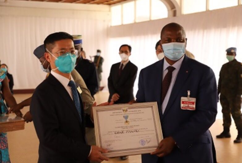 The President of the Central African Republic awarded the 17th batch of medical teams to China's assistance to China and Africa.