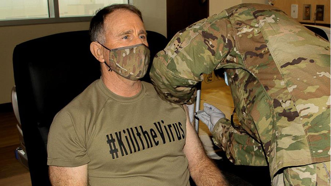 The commander of the U.S. military in South Korea was vaccinated against the novel coronavirus: wearing a camouflage mask, the words on the chest lit up