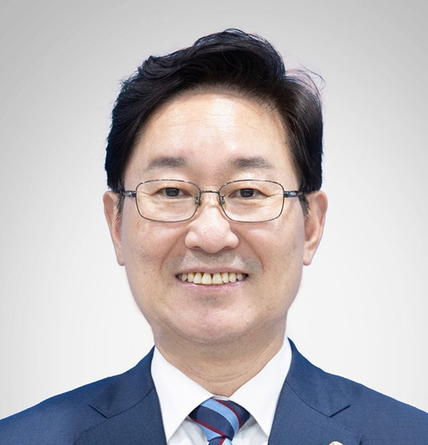 President Moon Jae-in nominates Park Bum-jae as the new Minister of Justice, who is not a prosecutor