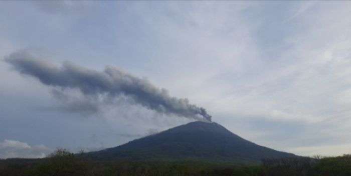 Thick smoke up to 700 meters, Indonesia's Ally volcano erupted on 30th November
