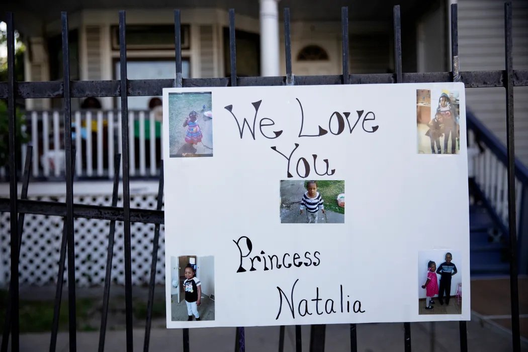 A 7-year-old girl was hit by stray bullets and died. American gun violence