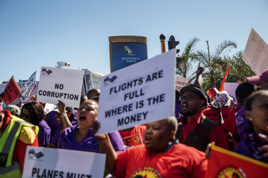 South African Airlines was hit hard by the epidemic. A large number of unemployed workers protested at Johannesburg International Airport.