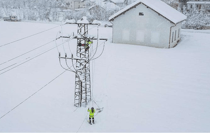 Continuous snow in many Austrian states caused tens of thousands of households to lose power.