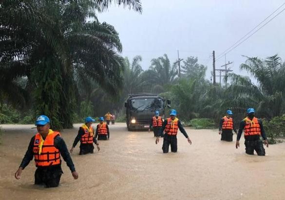 Floods in southern Thailand have killed 13 people. Prayut went to the disaster area to deploy disaster relief