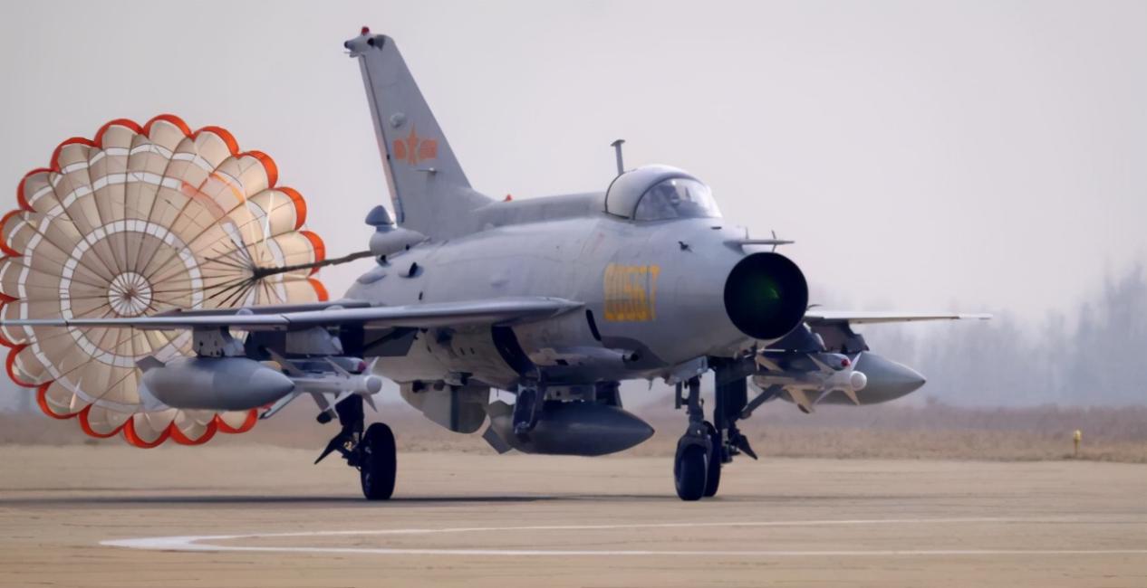 Old-fashioned J-7s were retired in batches, and the new J-16s accelerated their replacement.
