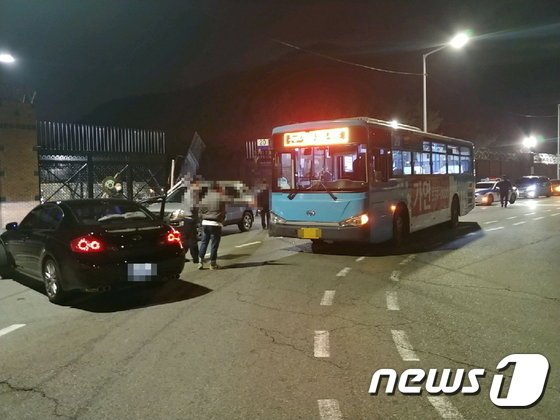 South Korean man drove into the gate of the Naval Operations Command. The scene was in chaos.