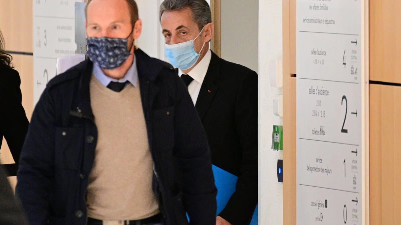 △The picture shows Sarkozy arriving at the trial site on the 7th, from the French media.