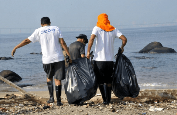 Brazilian volunteers clean up more than 20 tons of garbage in the tourist resort Guanabala Bay.