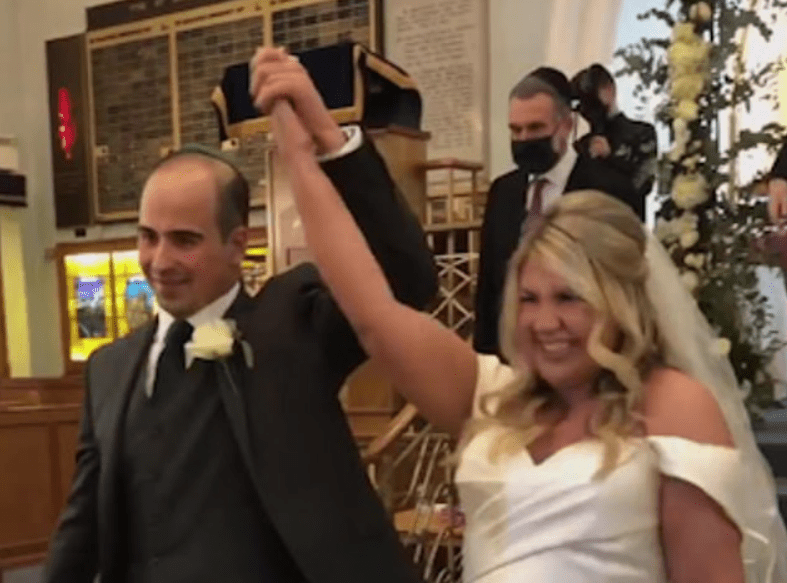 British couple got married in a hurry before the "lockdown". It only took 2 hours to prepare for the wedding.