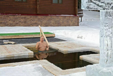Putin soaked ice water in the cold to celebrate the main festival. The picture was exposed.