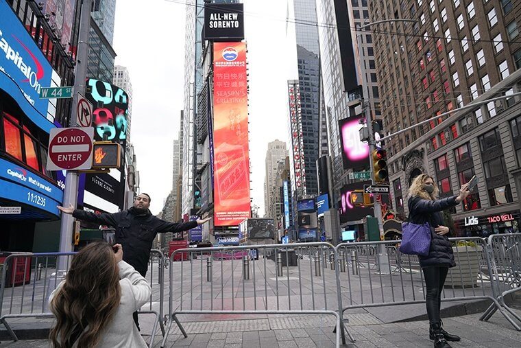 For the first time in more than 100 years! New Year's Eve in Times Square, New York, is quiet, leaving only police patrolling.