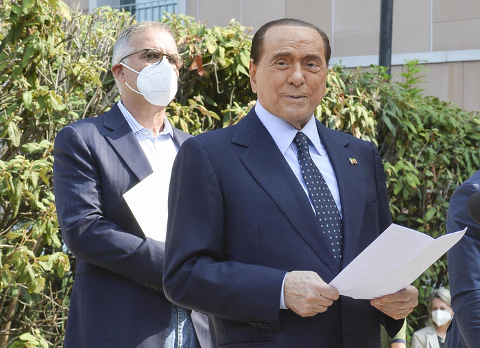 Former Italian Prime Minister Berlusconi was hospitalized for heart problems