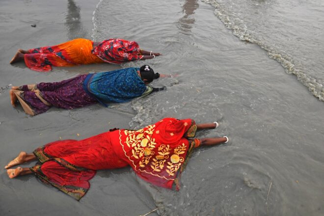 Millions of Indians ignore the pandemic and enter the Ganges for a pilgrimage: the river god will protect us