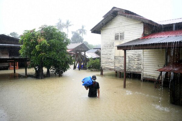 Heavy rainfall continues in Malaysia, emergency resettlement of disaster victims in many places