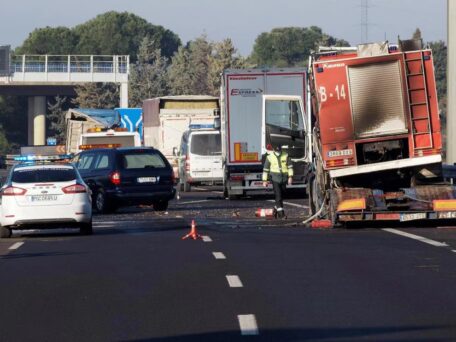 A truck crushing accident occurred on a Spanish highway, killing 3 people.