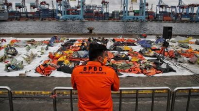 The search for the Indonesian crashed passenger plane entered its last day. 29 victims have been identified.