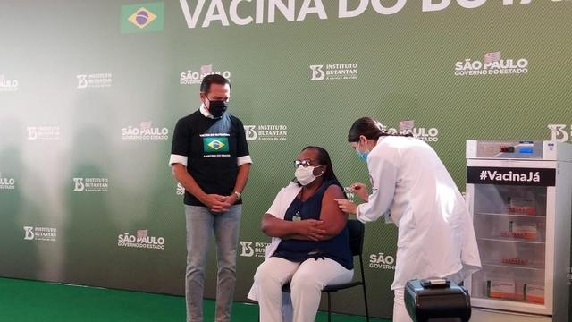 In order to prevent the spread of new variants of the novel coronavirus, Brazil bans South African tourists from entering the country.