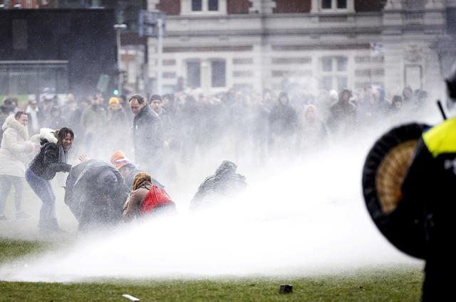 Hundreds of Dutch people participated in anti-lockdown protests and were dispersed by police water guns after tightening pandemic prevention measures.