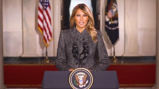 The first lady of the United States sent a video of "farewell" and the American media noticed a detail.