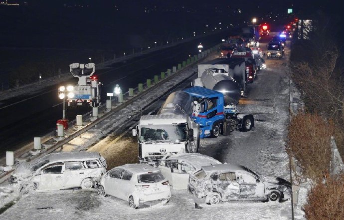 1 dead and 17 injured! Heavy snow in northeast Japan caused 130 cars to collide on the highway.