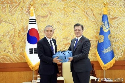 U.S. Ambassador to South Korea Harris leaves his post and presents Korean Soju