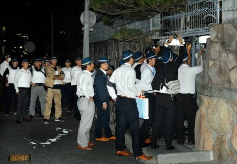 Ten Japanese gang members were wanted for illegal dinners and 3 others.