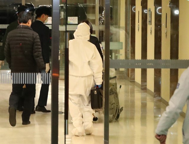 Park Geun-hye appeared in the hospital wearing protective clothing: in a wheelchair and pushed into the isolation ward