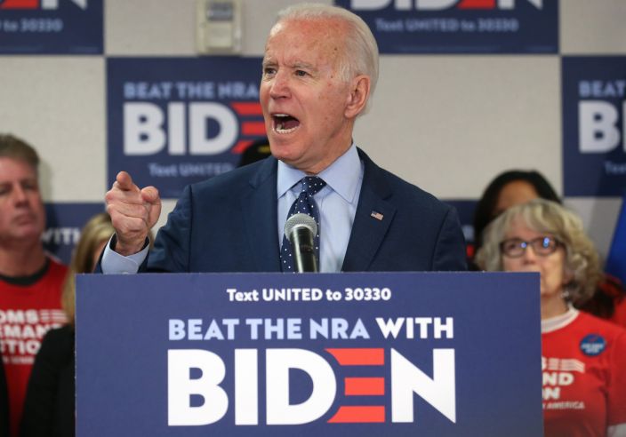 Florida people queued up to buy guns in the early morning for fear of the Biden administration's gun control.
