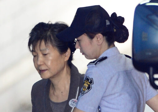 Park Geun-hye's contact with confirmed patients in prison will be tested for the novel coronavirus today.