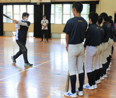 Group infection occurred in many high schools in Osaka. Community activities took off masks and spread the virus.