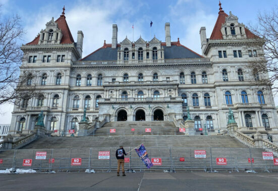 American man protested alone in front of the New York State Capitol: Thinking that there would be thousands of people