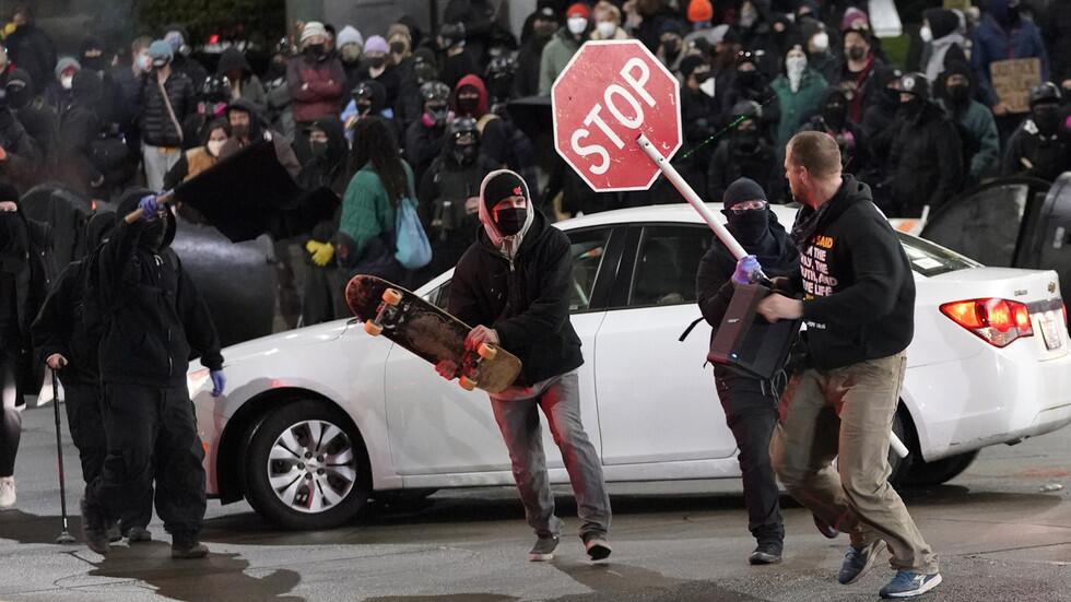 A police car collided with civilians in Washington, USA. Violent protests broke out in the local area.