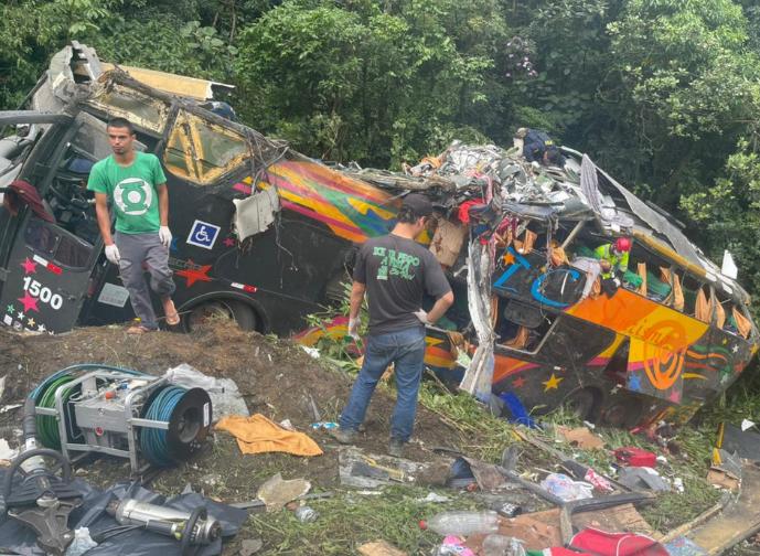 A passenger car rolled over on the highway in Paraná, Brazil, killing 18 people.