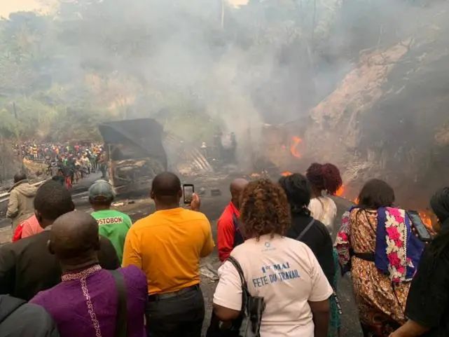 A tragic scene occurred in Cameroon: the collision between a bus and a tanker was swallowed up by fire in an instant, killing 53 people.