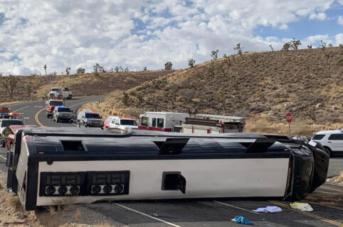 A sightseeing bus rolled over in Arizona, USA, killing 1 and seriously injuring 2