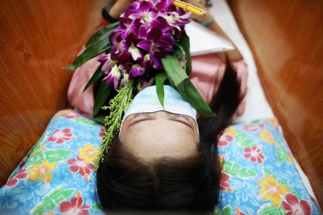 The days are too hard to look forward to "rebirth". Under the pandemic, Thai people lie in the coffin to experience the "funeral" to relieve stress.