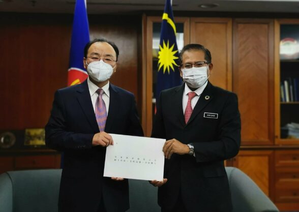 The new Chinese Ambassador to Malaysia submitted a copy of his credentials to Malaysia.