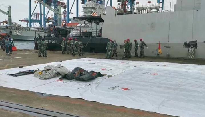 Some of the wreckage and a large number of passenger items of the Indonesian wrecked passenger plane were salvaged ashore.