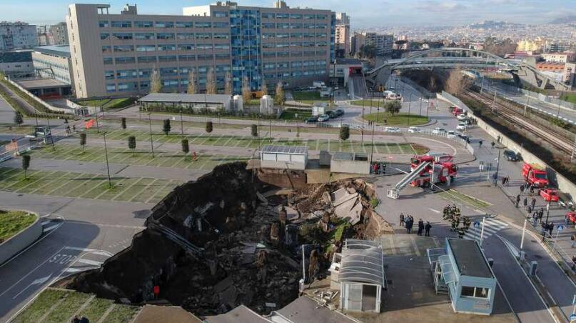 The parking lot of an Italian hospital suddenly collapsed, with a 2,000-square-meter deep pit.