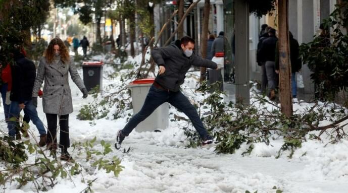 Heavy snowfall in Spain's capital: traffic gradually resumes and schools remain closed