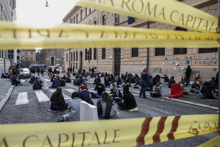 Most parts of Italy delay the resumption of high school classes. Students from many places took to the streets to protest.