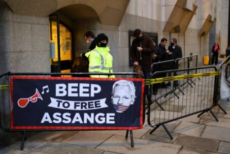The United States and the United Kingdom join hands to manipulate the judiciary. Assange, who is trapped in the trap, can't get personal freedom.