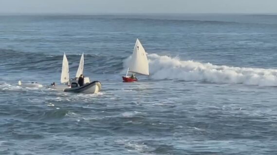 High waves over 7 meters in California, USA, overturned the sailboat. 12 children fell into the water.