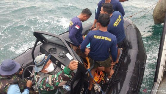 Indonesian Navy found the black box of the crashed plane