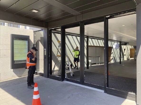 A man smashed a glass door with an axe in his hand in the New Zealand Parliament Building was attacked.