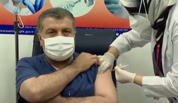 Turkey approves the emergency use of Chinese vaccines, and the Minister of Health takes the lead in vaccination.