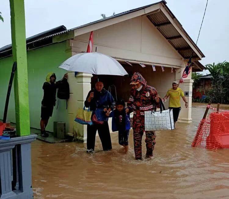 Rain continued for more than 24 hours in southern Malaysia, and floods occurred in many parts of Johor.
