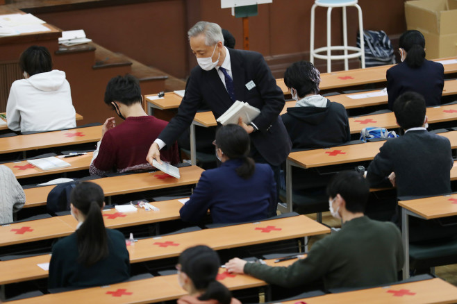 530,000 Japanese candidates wear masks to take part in the "college entrance examination". Some test sites have been postponed due to the blizzard.